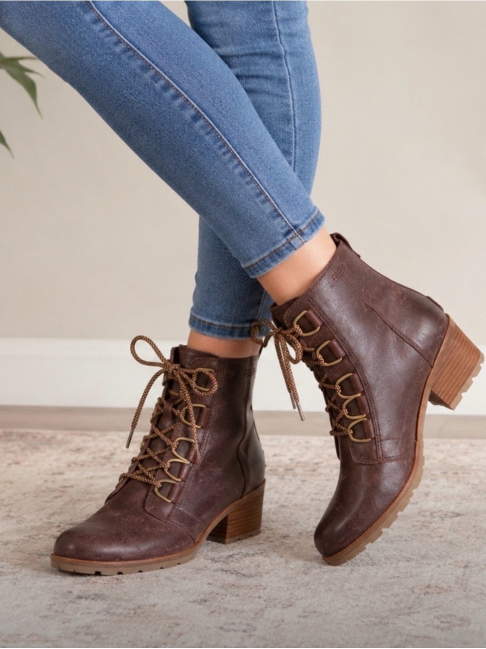 Sorel Women's Cate Lace-Up Boots in Burgundy with Tan Laces Sz 8